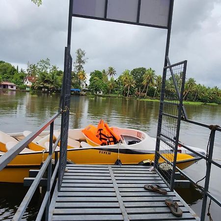 Punerjeni Homes Alappuzha Extérieur photo
