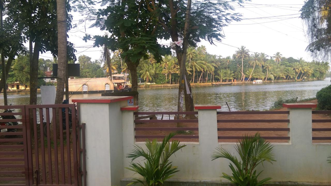 Punerjeni Homes Alappuzha Extérieur photo