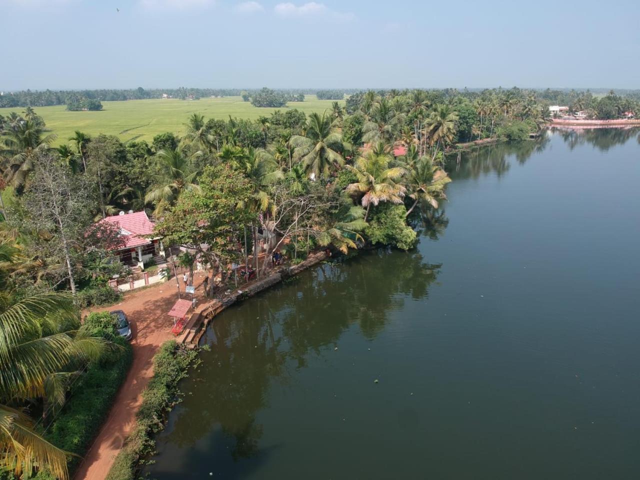 Punerjeni Homes Alappuzha Extérieur photo