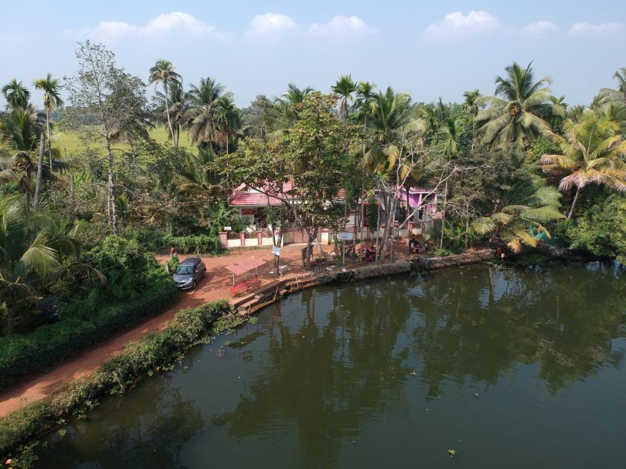 Punerjeni Homes Alappuzha Extérieur photo