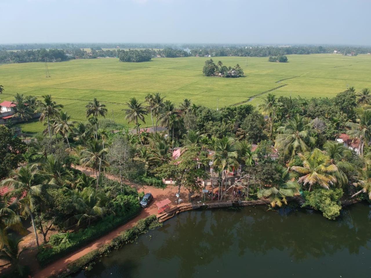 Punerjeni Homes Alappuzha Extérieur photo