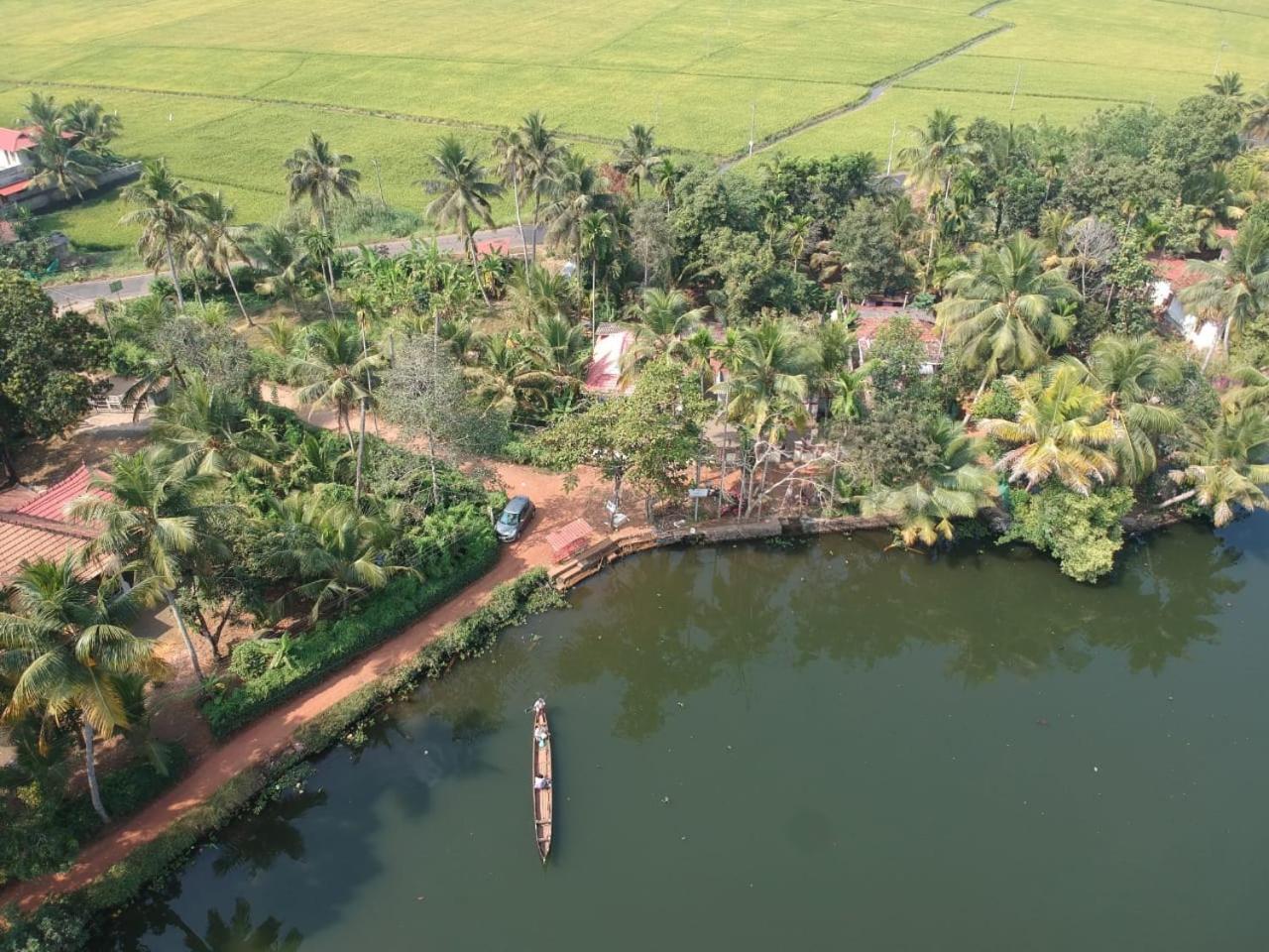 Punerjeni Homes Alappuzha Extérieur photo